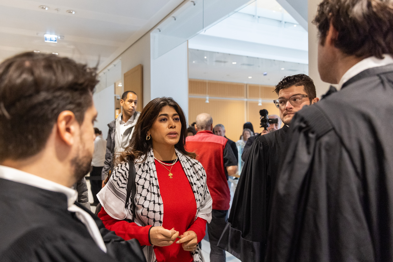 Procès de Rima Hassan : une première journée marquée par les tensions