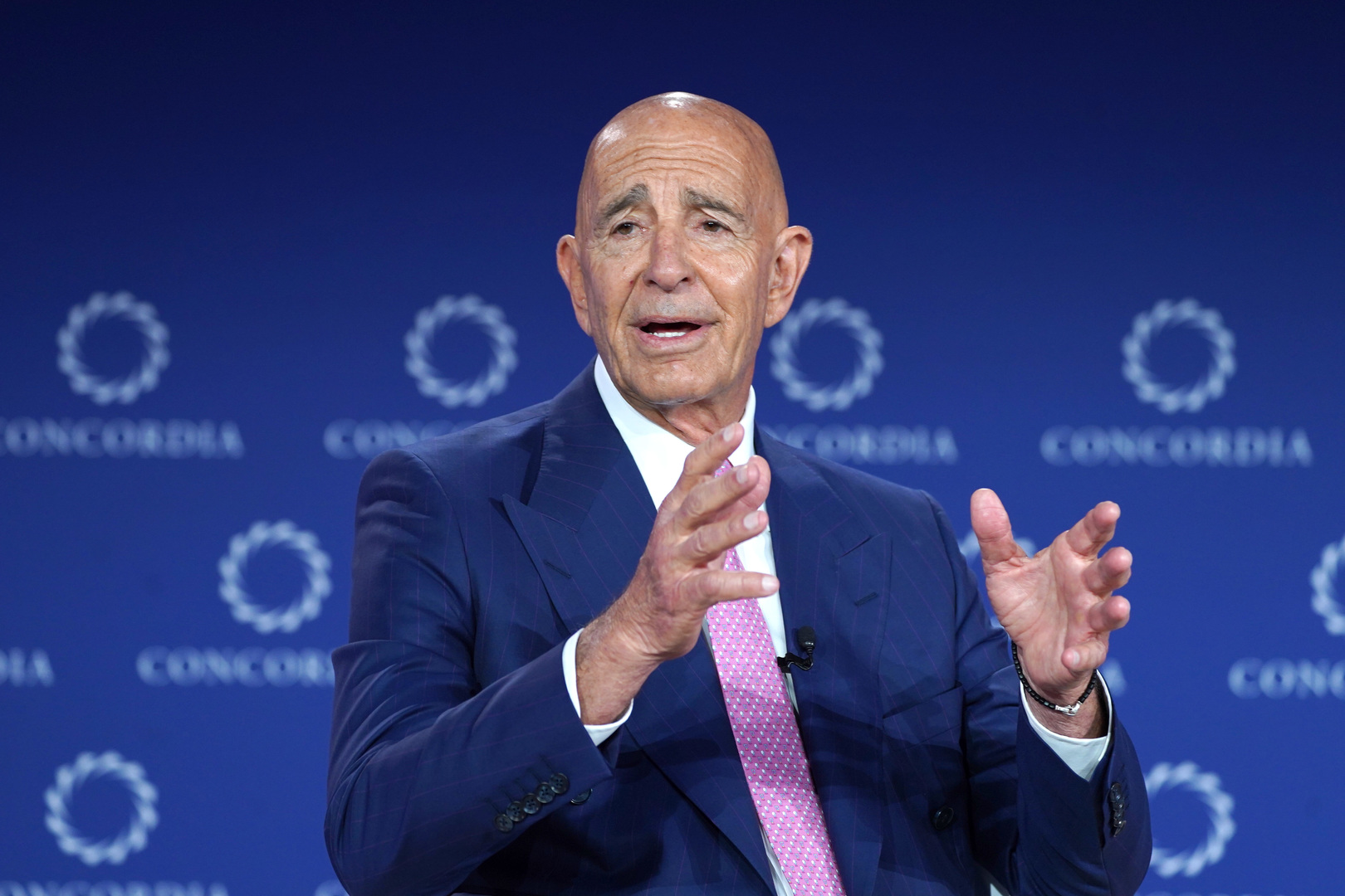 «Les États-Unis ne veulent plus posséder le Moyen-Orient» : Tom Barrack expose la nouvelle doctrine