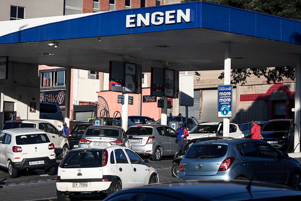 L’Afrique du Sud baisse temporairement la taxe sur les carburants