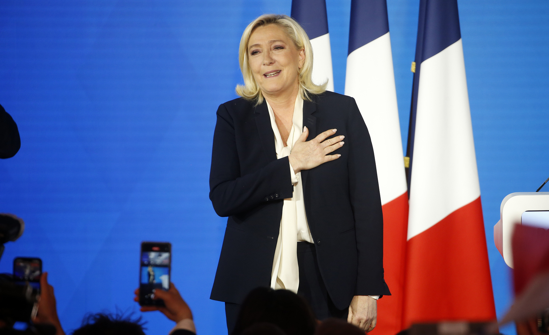 Après les émeutes, Marine Le Pen prend le large dans les sondages
