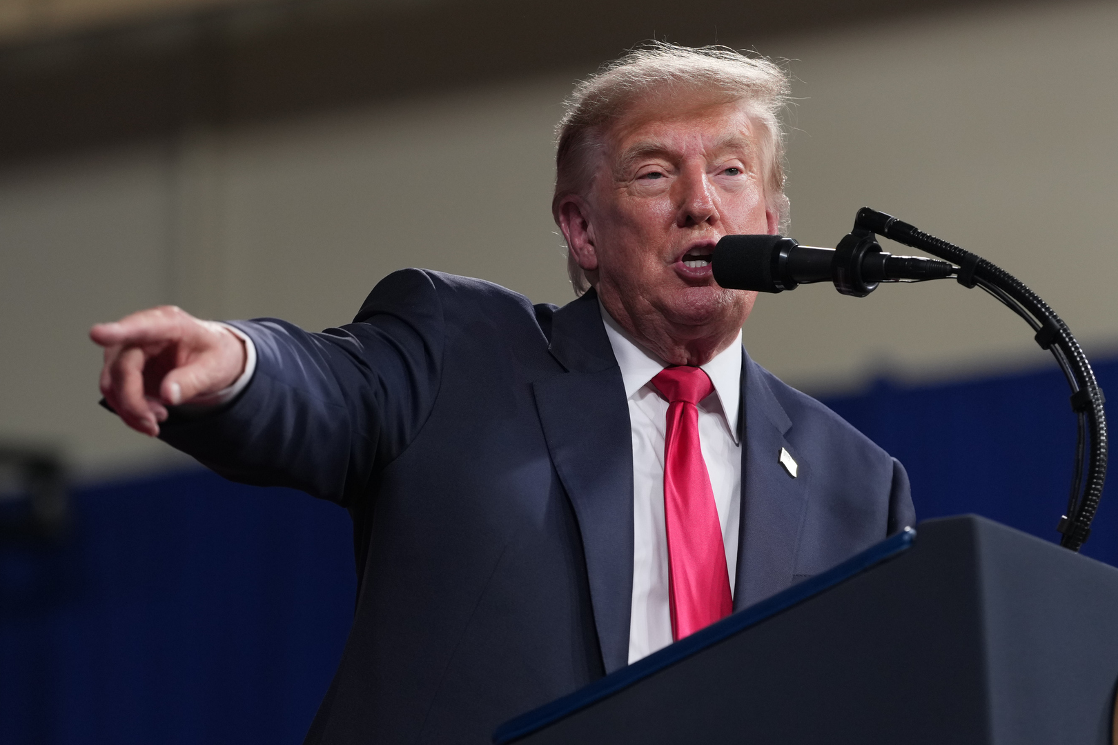 Trump affirme avoir averti Macron que sa politique migratoire risquait de conduire à la «destruction» de la France