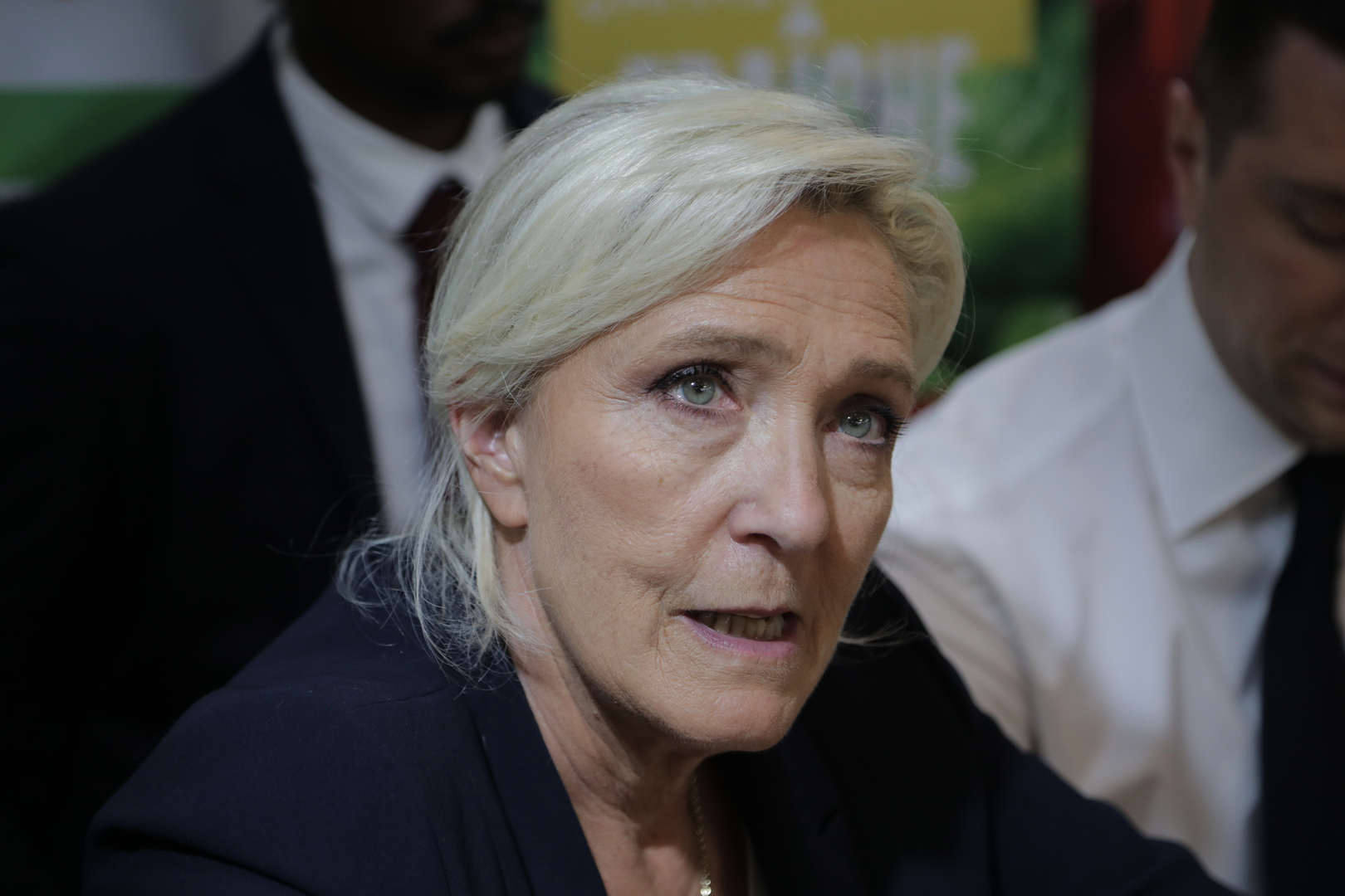 «Nous n'enverrons pas nos jeunes mourir […] dans des guerres qui ne sont pas les nôtres», assure Marine Le Pen