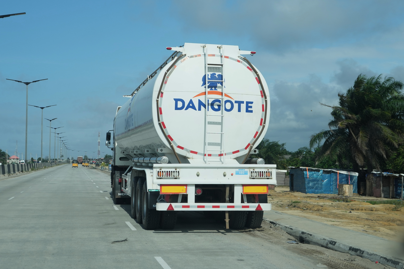 Cameroun : Dangote s'implante dans le secteur pétrolier et promet de couvrir 50% des importations