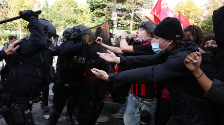 Grogne lycéenne : Mélenchon «invite les adultes, les parents, à se mettre un casque ou un brassard blanc» pour protéger les manifestants
