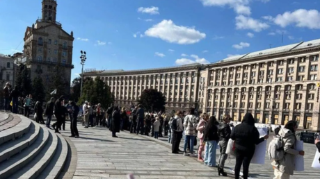 «Arrêtez la guerre» : des Ukrainiens manifestent au centre de Kiev pour réclamer un accord de paix