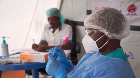Des médecins étiquettent un échantillon prélevé sur un participant lors d'essais cliniques visant à enrayer le virus rare Bundibugyo, en pleine épidémie mortelle d'Ebola, à l'hôpital de Rwampara, en Ituri, au Congo, le 1er octobre 2026.