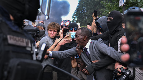 «Bien sûr, c’est très clair» : auprès d’El Pais, le maire de Saint-Denis accuse la police française de racisme