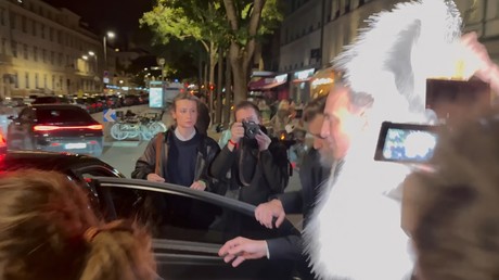 Raphaël Glucksmann enfariné après sa victoire (VIDÉO)