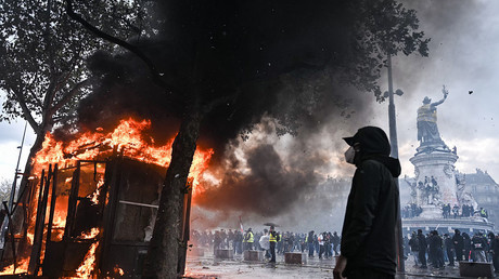 Manifestations dans le centre de Paris contre la vie chère, sur fond d’incendies, de déploiements policiers et d’affrontements