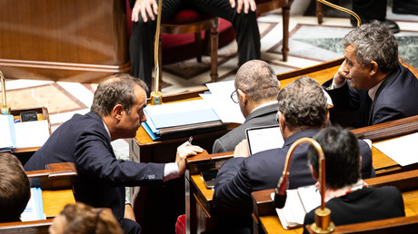 Gardes à vue allongées, aides sociales ponctionnées et couvre-feu à Marseille : l’exécutif tente de reprendre la main