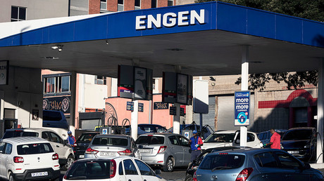 L’Afrique du Sud baisse temporairement la taxe sur les carburants