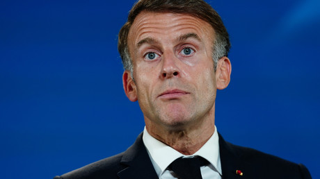 «C’est surtout toi enc***» : des internautes étrillent Macron après sa charge contre les réseaux sociaux