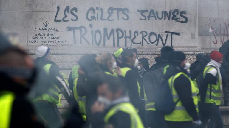 01/12/2018 : l'Acte 3, un climat chaotique autour de l'arc de Triomphe