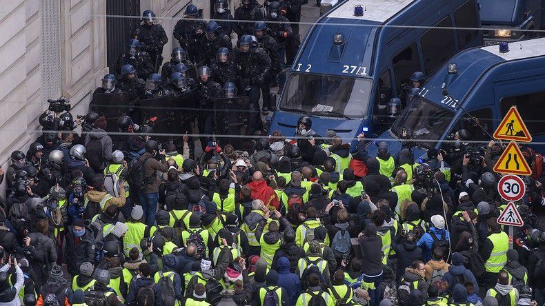 08/12/2018 : lors de l'Acte 4, les forces de l'ordre procèdent à un nombre record d'interpellations partout en France