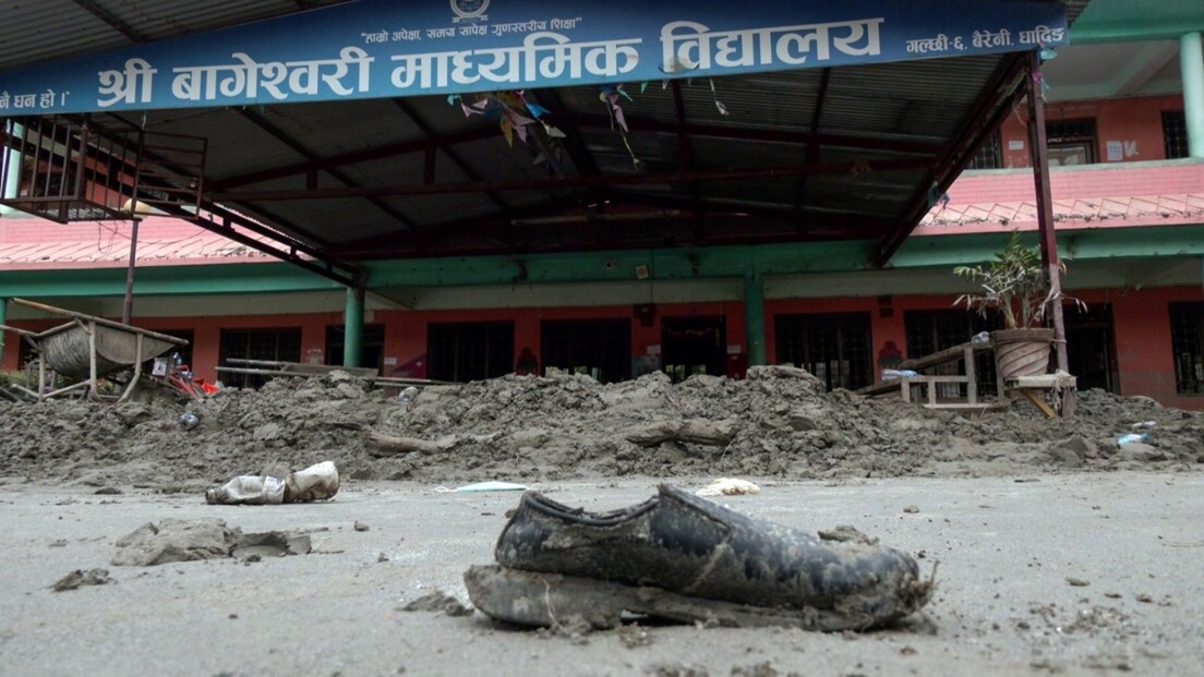कीचड़ में सने झूले, पीछे छूटे जूते… नेपाल आपदा के बाद लौटती जिंदगी की कहानी