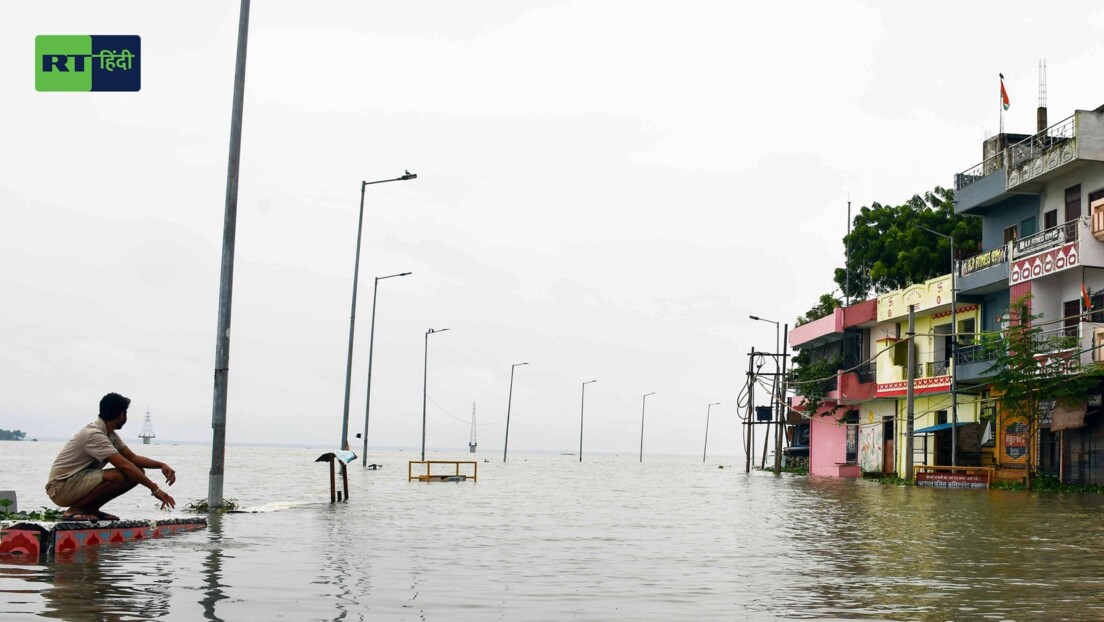मंदिरों, घरों से लेकर घाट तक... यूपी में गंगा-यमुना में बढ़ा पानी तो हुआ ये हाल