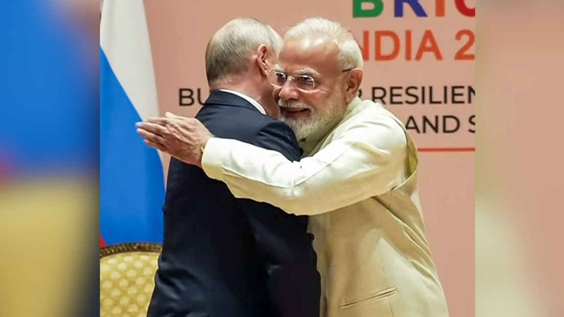 दोस्ती में मिले हाथ, कभी कूटनीति की बात... मोदी-पुतिन की बॉन्डिंग वाली तस्वीरें