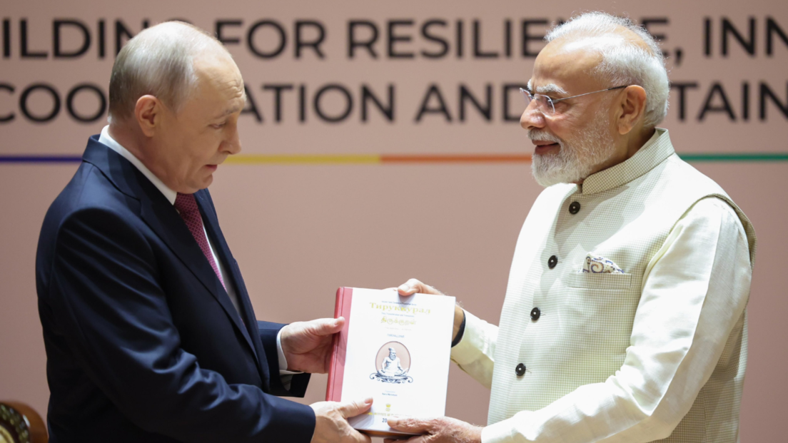 दोस्ती में मिले हाथ, कभी कूटनीति की बात... मोदी-पुतिन की बॉन्डिंग वाली तस्वीरें