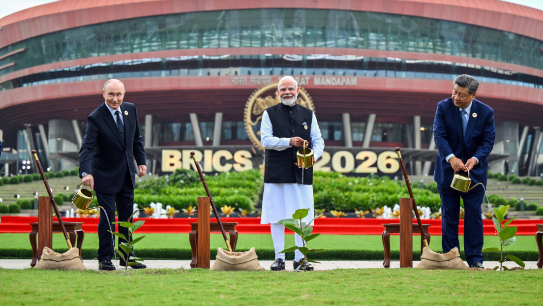हैंडशेक, मुस्कुराहट और गर्मजोशी... BRICS की 10 तस्वीरों में दिखी बदलती जियोपॉलिटिक्स