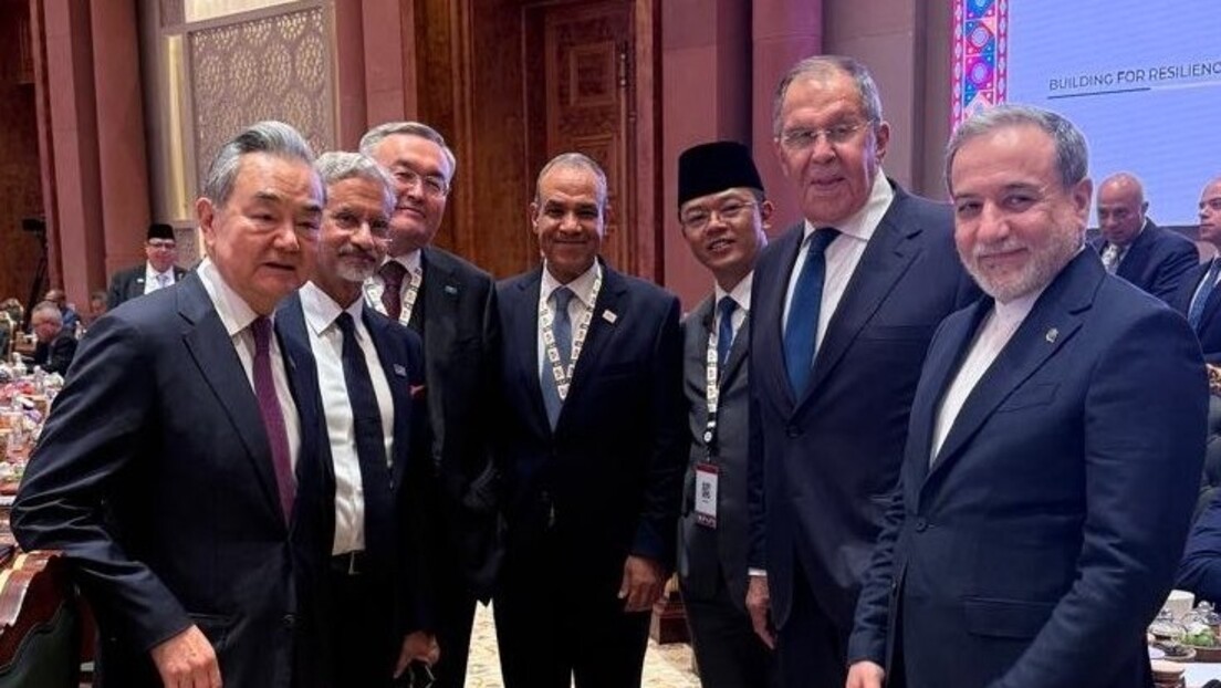 BRICS की पावरफुल फोटो 2.0, UK से कौन होना चाहते हैं अलग... देश-दुनिया की बड़ी खबरें