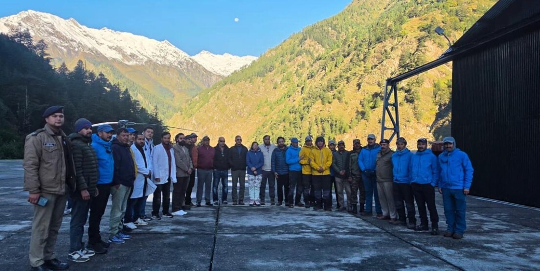 उत्तराखंड: 19 हजार फीट पर फंसी जिंदगियां, हेलीकॉप्टर से ऐसे चल रहा रेस्क्यू... देखें तस्वीरें