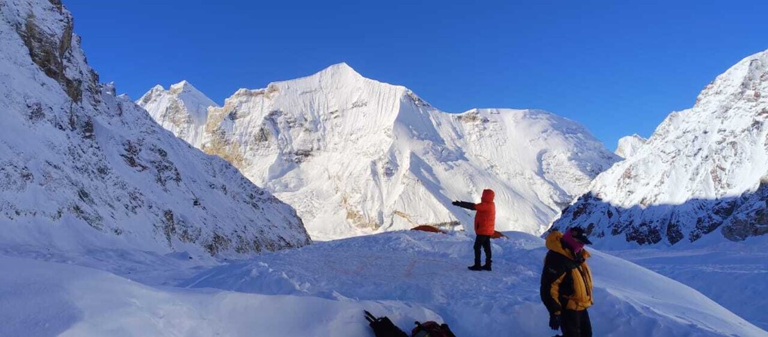 उत्तराखंड: 19 हजार फीट पर फंसी जिंदगियां, हेलीकॉप्टर से ऐसे चल रहा रेस्क्यू... देखें तस्वीरें