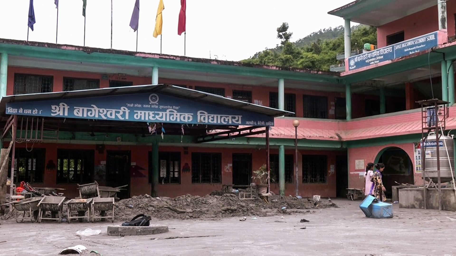 कीचड़ में सने झूले, पीछे छूटे जूते… नेपाल आपदा के बाद लौटती जिंदगी की कहानी