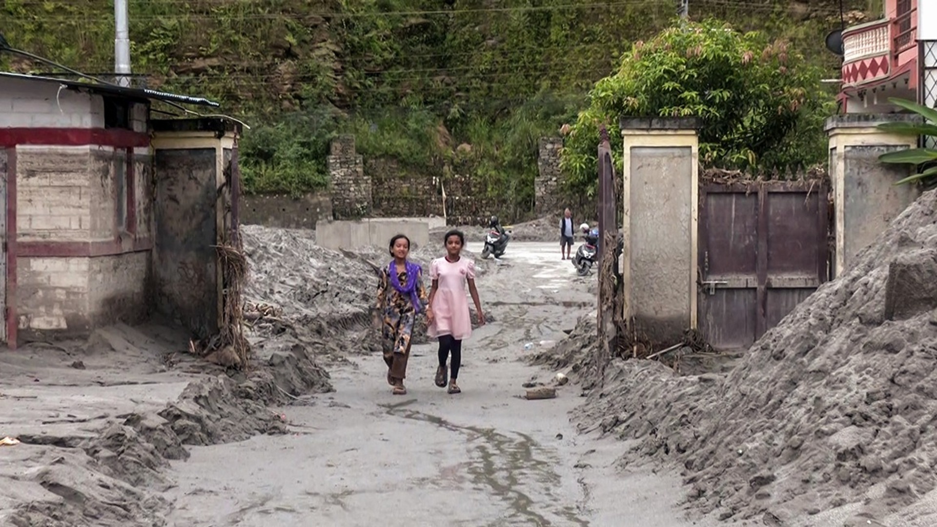 कीचड़ में सने झूले, पीछे छूटे जूते… नेपाल आपदा के बाद लौटती जिंदगी की कहानी