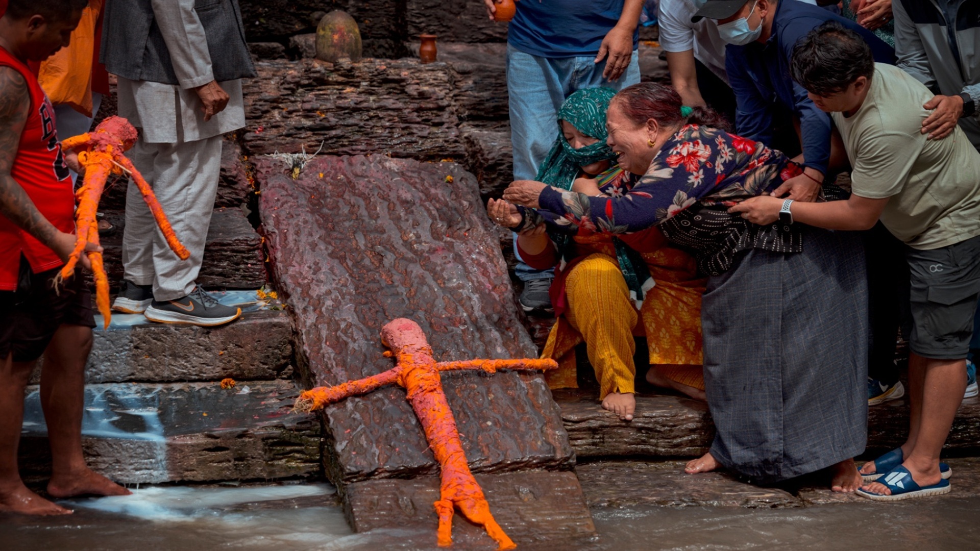 नेपाल के सैलाब में खो गए अपने, कलेजे पर पत्थर रख पुतलों का कर रहे अंतिम संस्कार