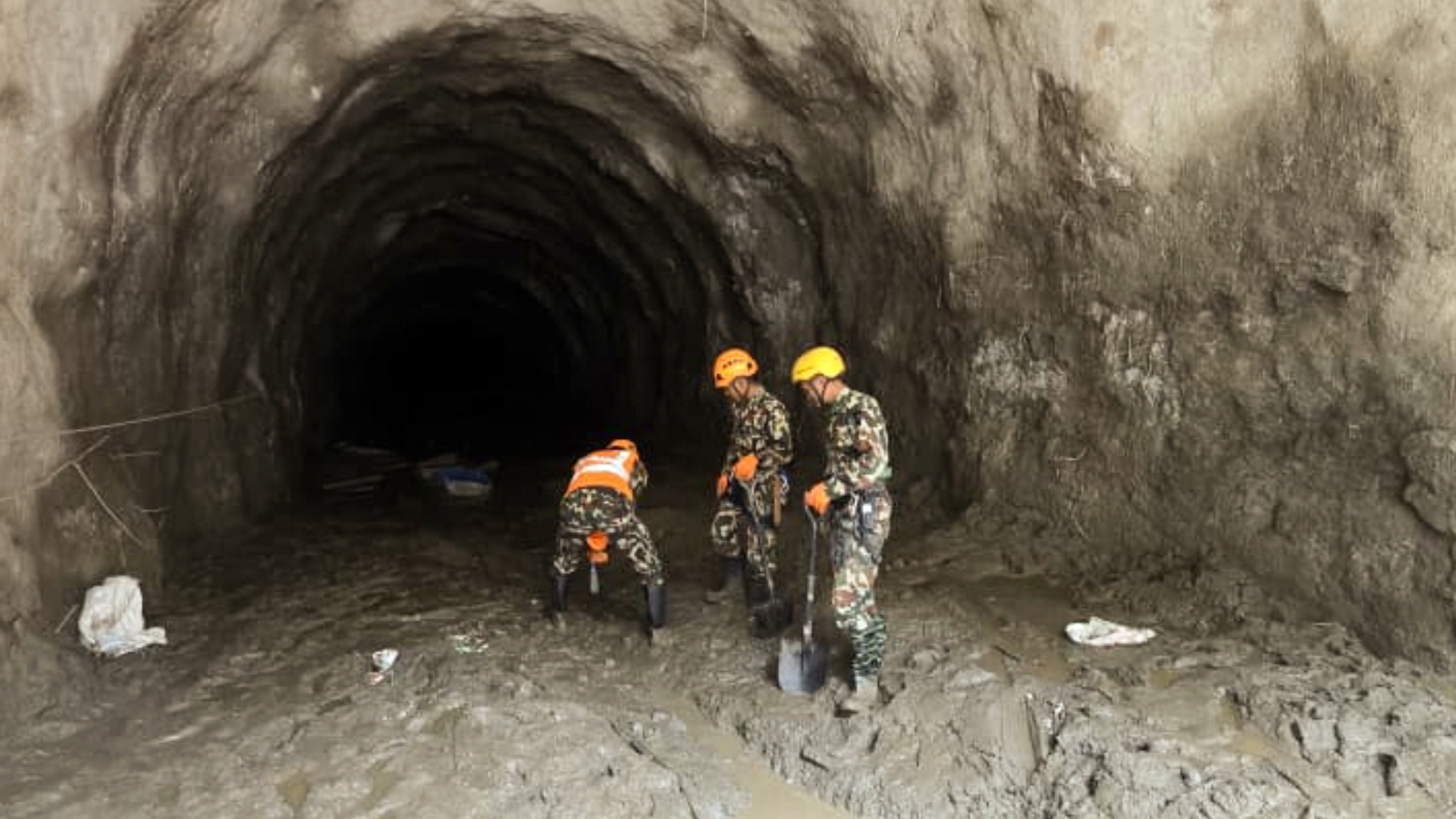 नेपाल बाढ़ सुरंग रेस्क्यू