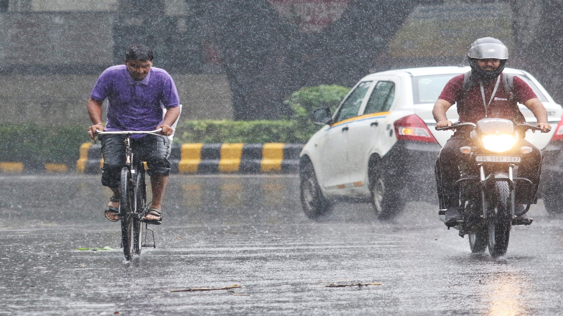 दिल्ली में ब्रिक्स से पहले झमाझम बारिश, देखें तस्वीरें