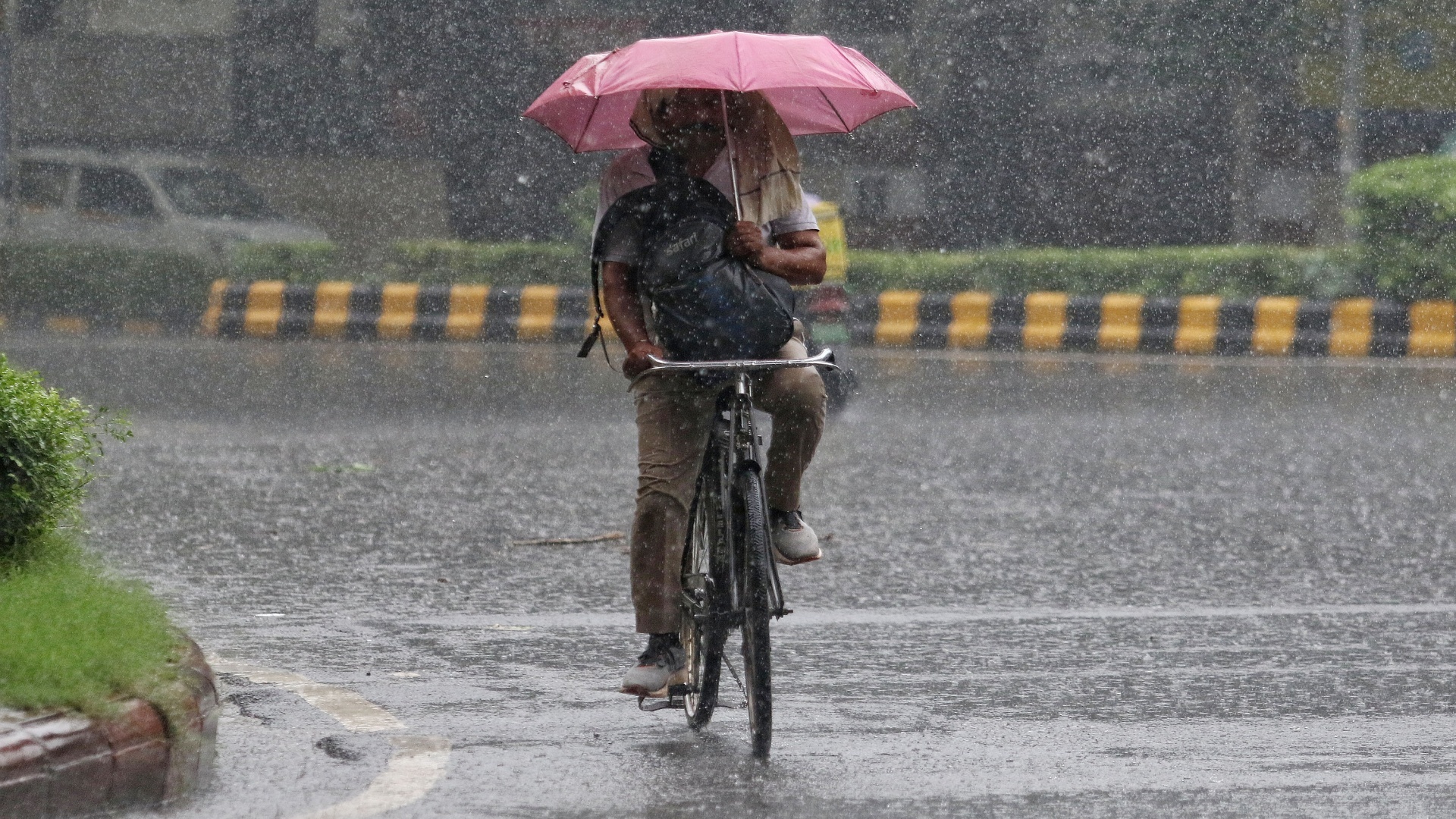 दिल्ली में ब्रिक्स से पहले झमाझम बारिश, देखें तस्वीरें
