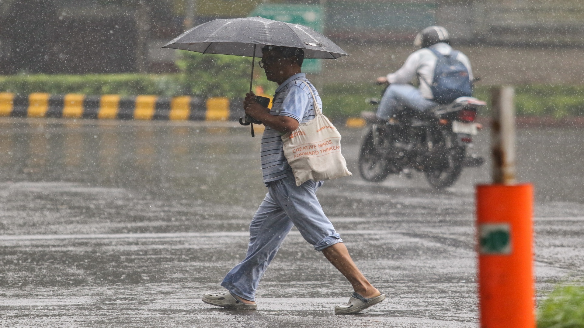दिल्ली में ब्रिक्स से पहले झमाझम बारिश, देखें तस्वीरें