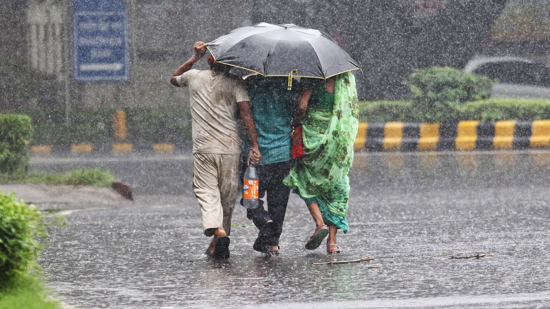 दिल्ली में ब्रिक्स से पहले झमाझम बारिश, देखें तस्वीरें