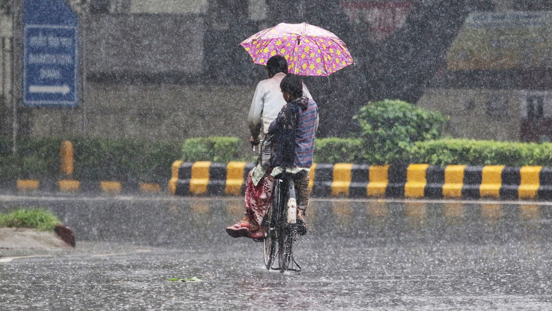 दिल्ली में ब्रिक्स से पहले झमाझम बारिश, देखें तस्वीरें