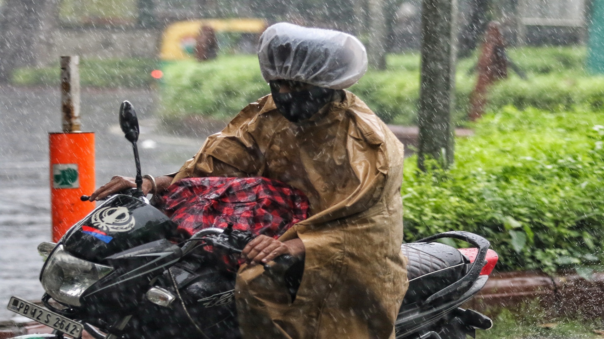दिल्ली में ब्रिक्स से पहले झमाझम बारिश, देखें तस्वीरें