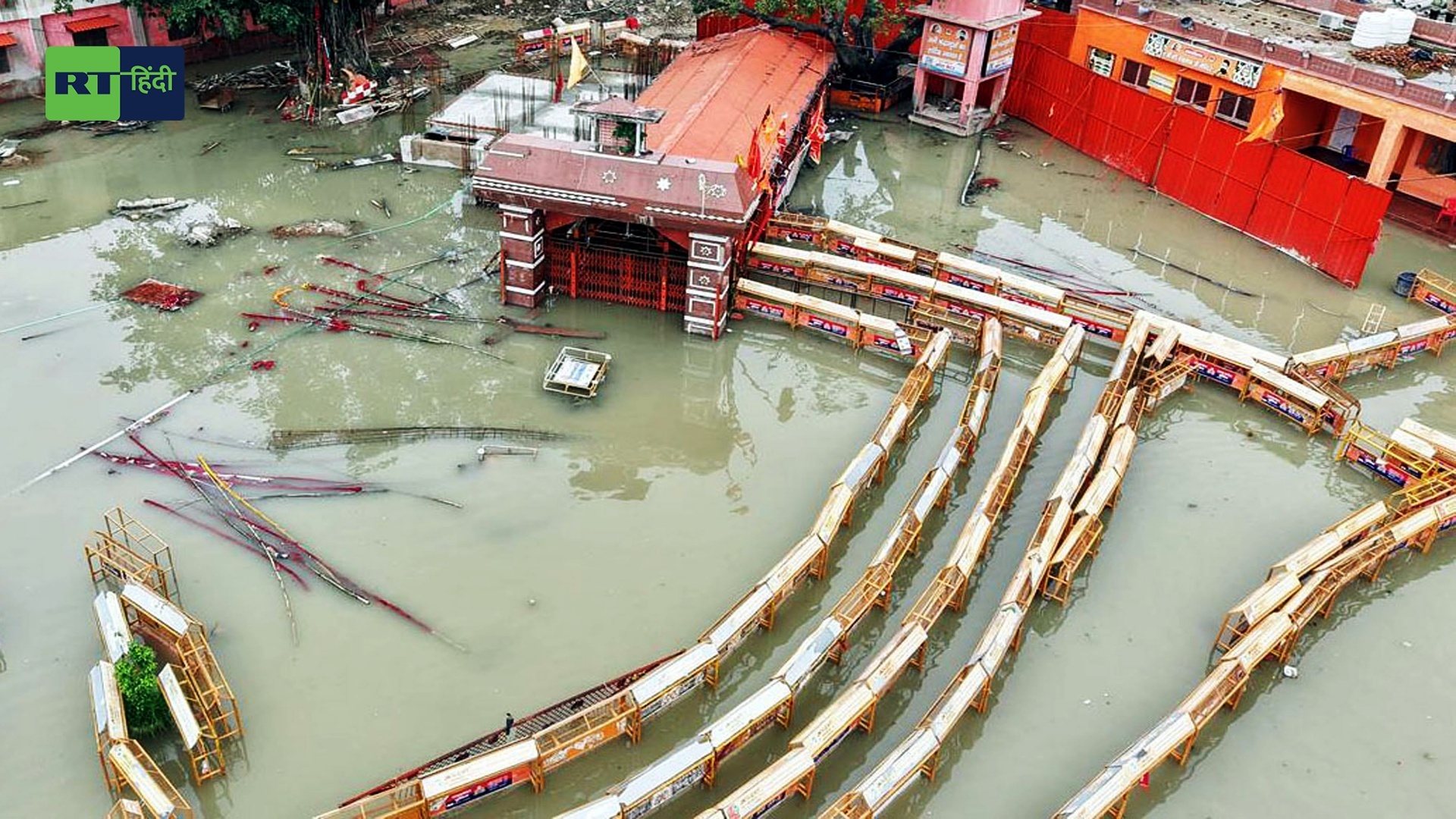 मंदिरों, घरों से लेकर घाट तक... यूपी में गंगा-यमुना में बढ़ा पानी तो हुआ ये हाल