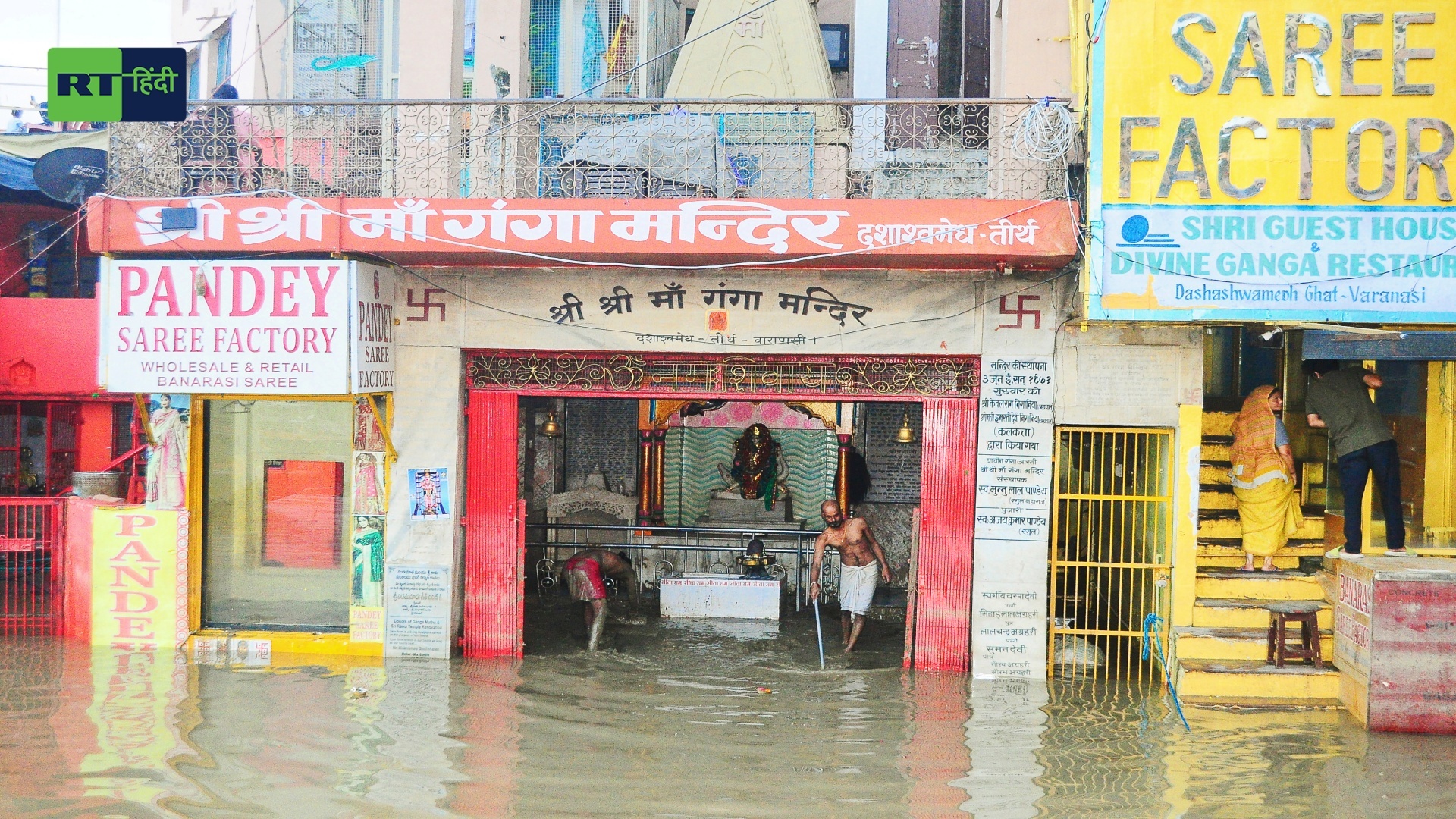 मंदिरों, घरों से लेकर घाट तक... यूपी में गंगा-यमुना में बढ़ा पानी तो हुआ ये हाल