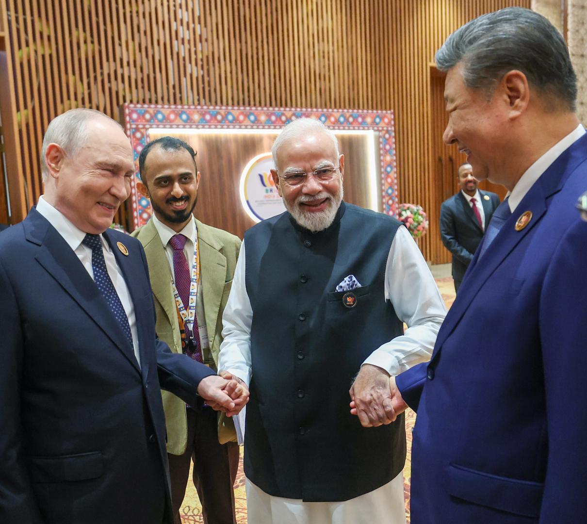 हैंडशेक, मुस्कुराहट और गर्मजोशी... BRICS की 10 तस्वीरों में दिखी बदलती जियोपॉलिटिक्स