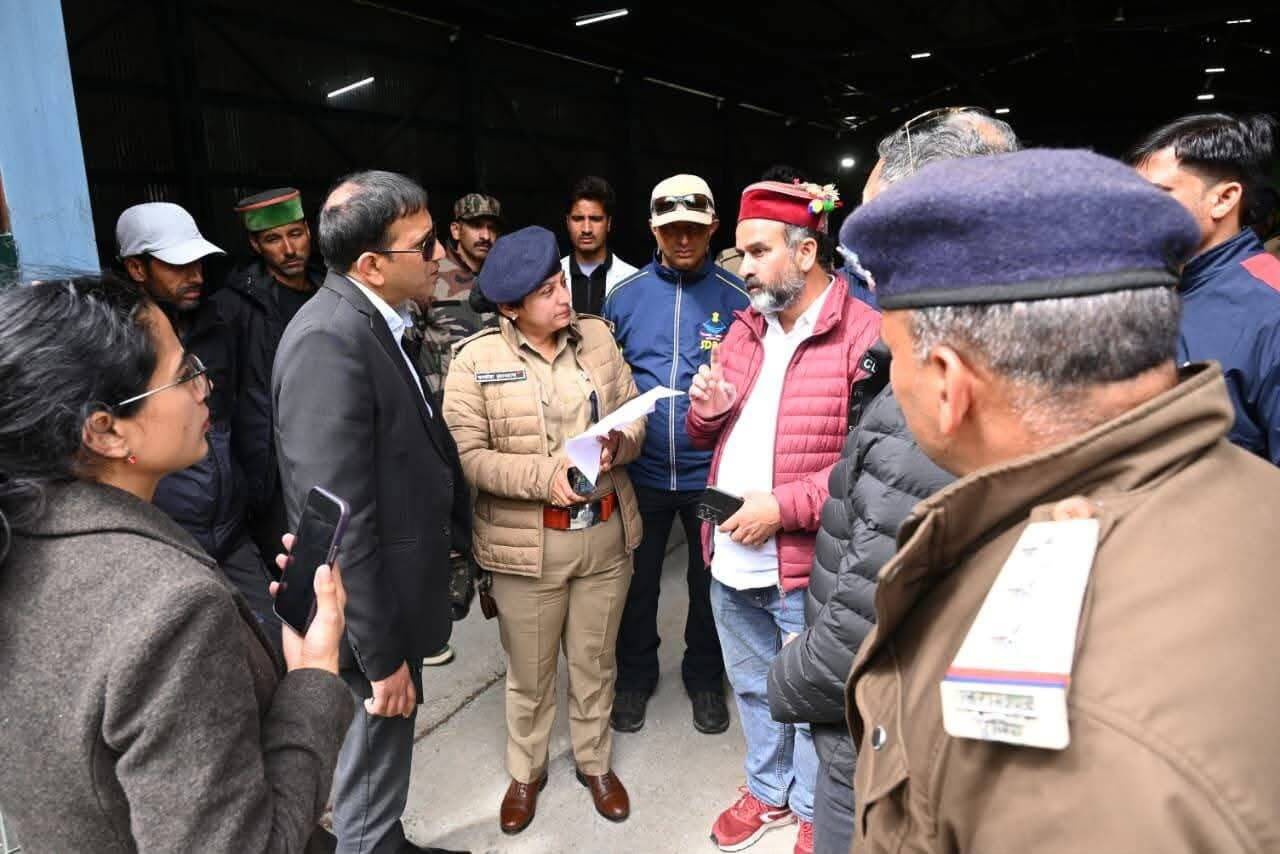 उत्तराखंड: 19 हजार फीट पर फंसी जिंदगियां, हेलीकॉप्टर से ऐसे चल रहा रेस्क्यू... देखें तस्वीरें