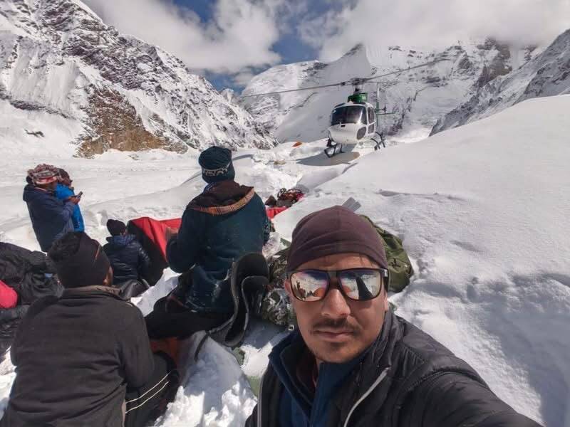 उत्तराखंड: 19 हजार फीट पर फंसी जिंदगियां, हेलीकॉप्टर से ऐसे चल रहा रेस्क्यू... देखें तस्वीरें