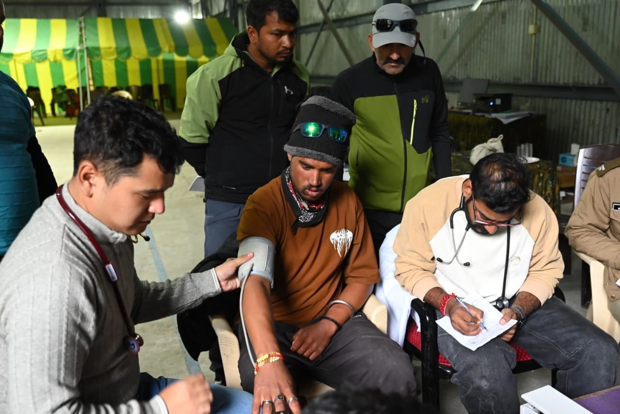 उत्तराखंड: 19 हजार फीट पर फंसी जिंदगियां, हेलीकॉप्टर से ऐसे चल रहा रेस्क्यू... देखें तस्वीरें