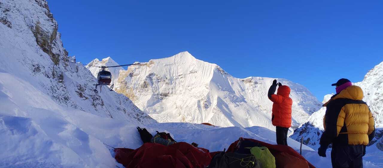 उत्तराखंड: 19 हजार फीट पर फंसी जिंदगियां, हेलीकॉप्टर से ऐसे चल रहा रेस्क्यू... देखें तस्वीरें