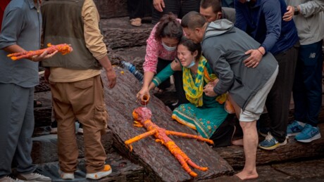 नेपाल के सैलाब में खो गए अपने, कलेजे पर पत्थर रख पुतलों का कर रहे अंतिम संस्कार