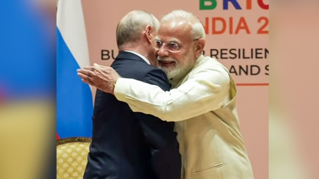 दोस्ती में मिले हाथ, कभी कूटनीति की बात... मोदी-पुतिन की बॉन्डिंग वाली तस्वीरें