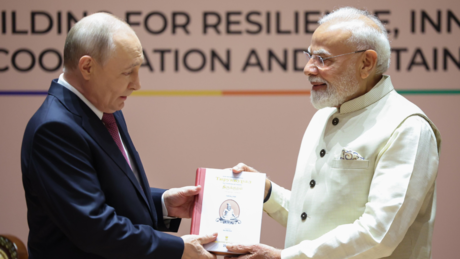 दोस्ती में मिले हाथ, कभी कूटनीति की बात... मोदी-पुतिन की बॉन्डिंग वाली तस्वीरें