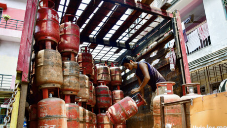 LPG पर 1 अक्टूबर से नया नियम: किसे बायोमेट्रिक देना जरूरी, किसे नहीं? आसान भाषा में समझें
