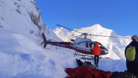 उत्तराखंड: 19 हजार फीट पर फंसी जिंदगियां, हेलीकॉप्टर से ऐसे चल रहा रेस्क्यू... देखें तस्वीरें