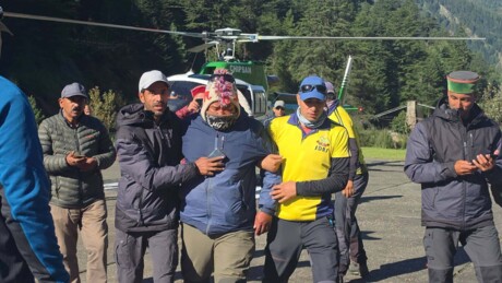 उत्तराखंड: 19 हजार फीट पर फंसी जिंदगियां, हेलीकॉप्टर से ऐसे चल रहा रेस्क्यू... देखें तस्वीरें