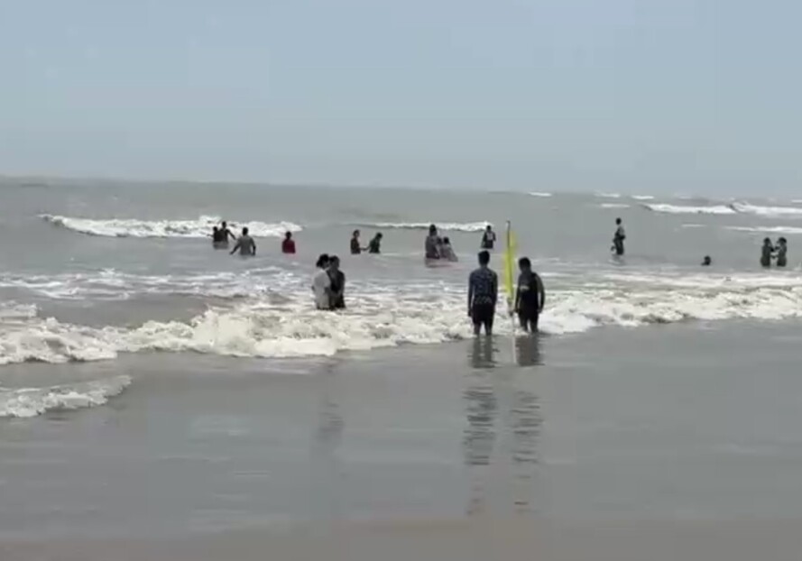 उखड़े पेड़, उड़े होर्डिंग्स... तस्वीरों में देखिए ‘अर्नब’ की तबाही